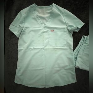 RARE set Figs women’s scrubs!!
